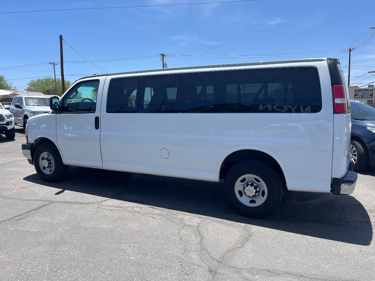 2017 Chevrolet Express Passenger LS - Photo 10