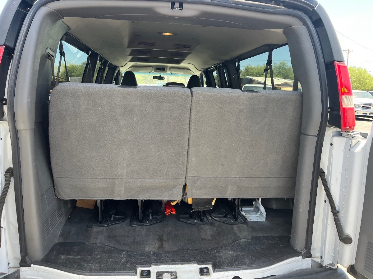 2017 Chevrolet Express Passenger LS - Photo 26