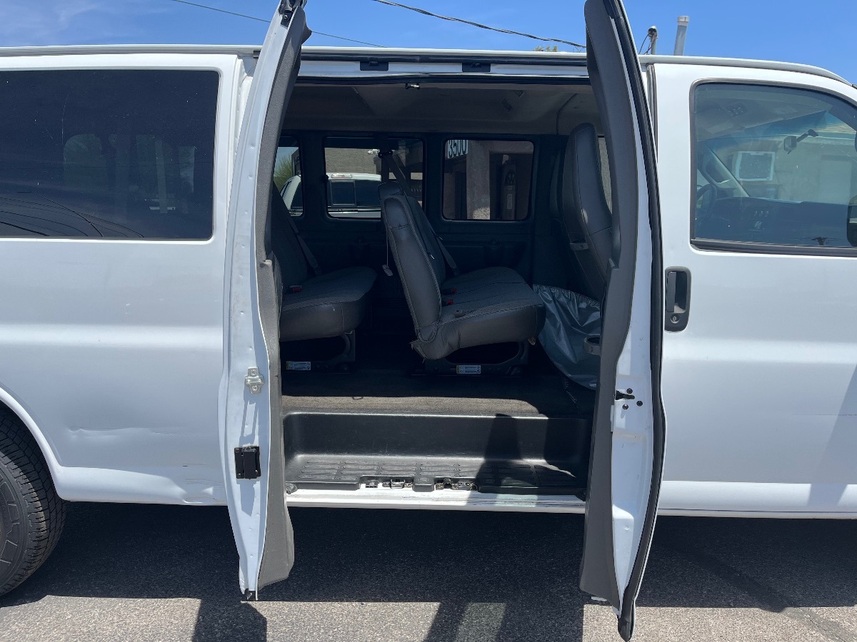 2017 Chevrolet Express Passenger LS - Photo 32