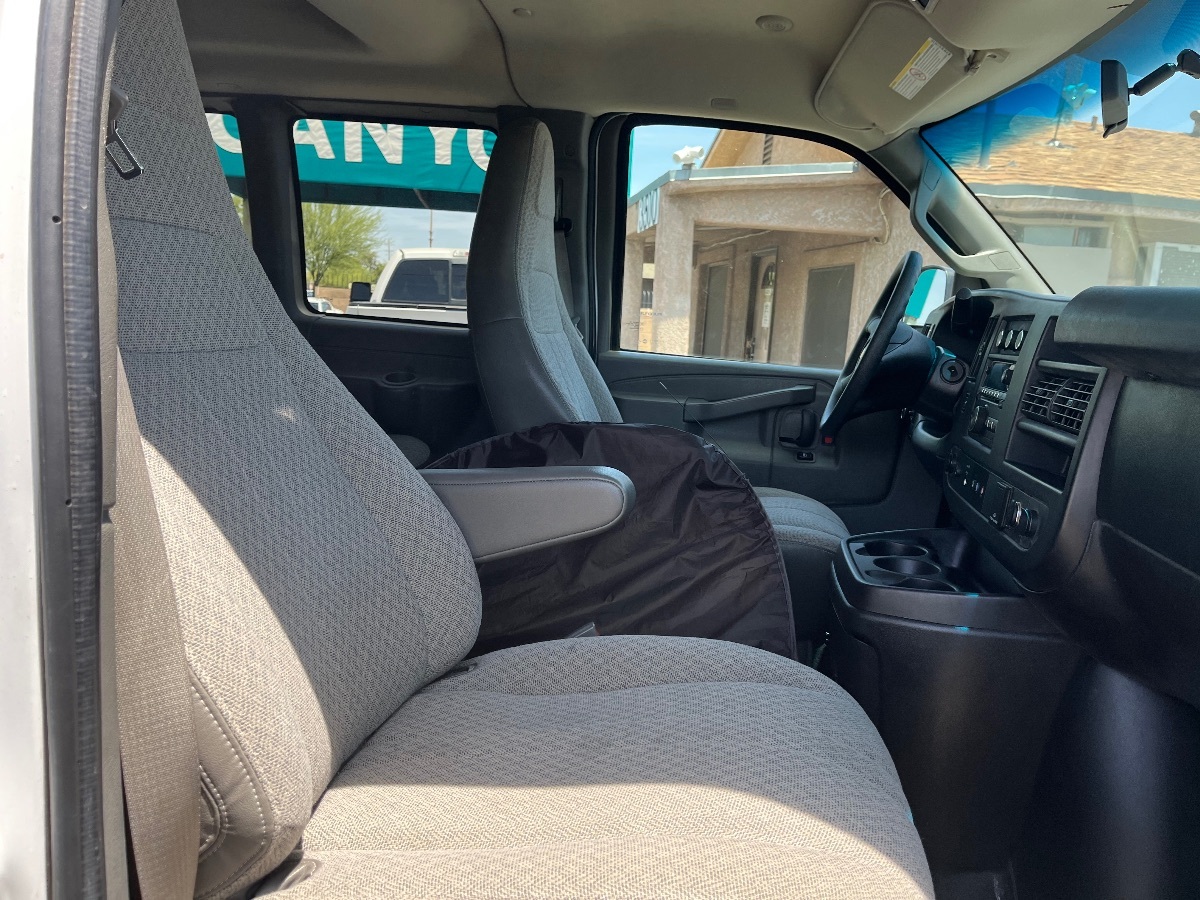 2017 Chevrolet Express Passenger LS - Photo 34