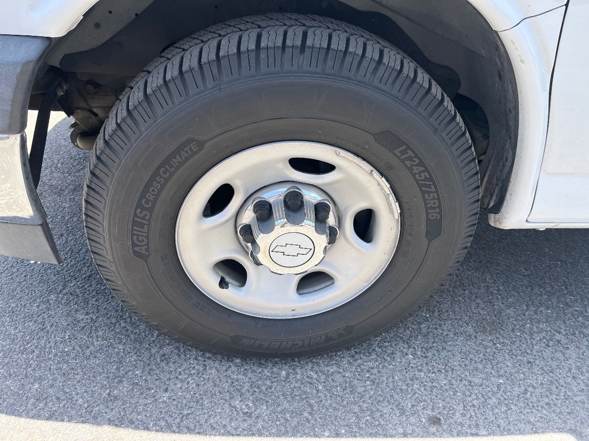 2017 Chevrolet Express Passenger LS - Photo 39