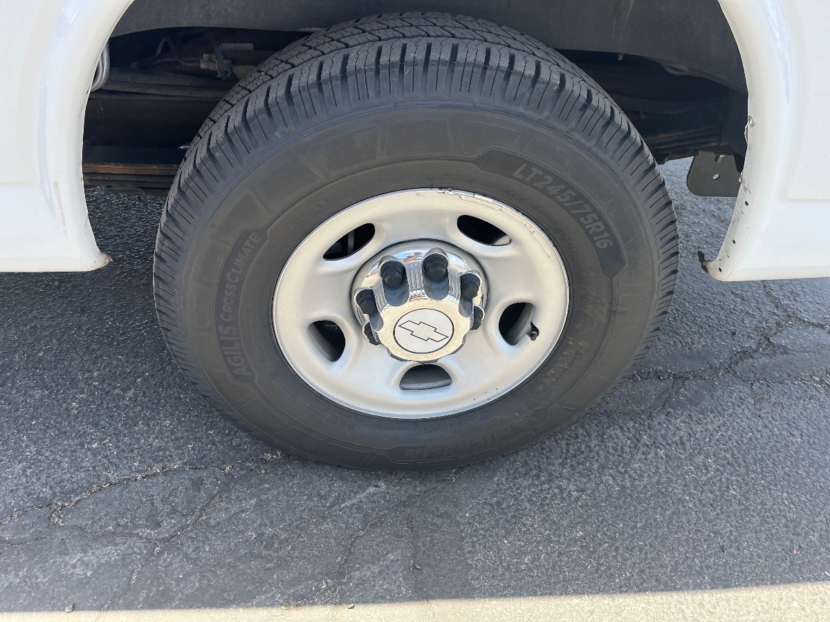 2017 Chevrolet Express Passenger LS - Photo 40