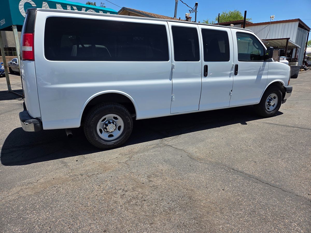 2017 Chevrolet Express Passenger LS - Photo 5