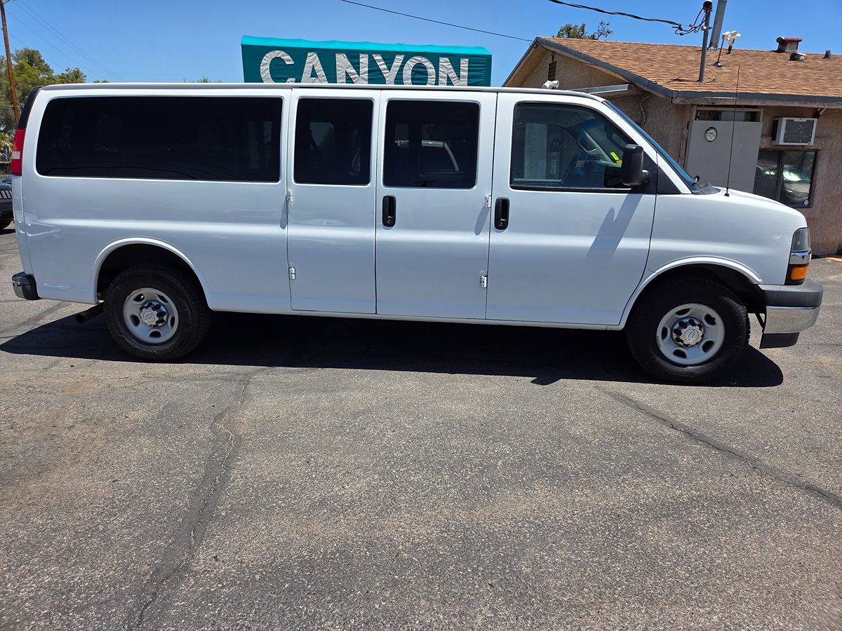 2017 Chevrolet Express Passenger LS - Photo 4