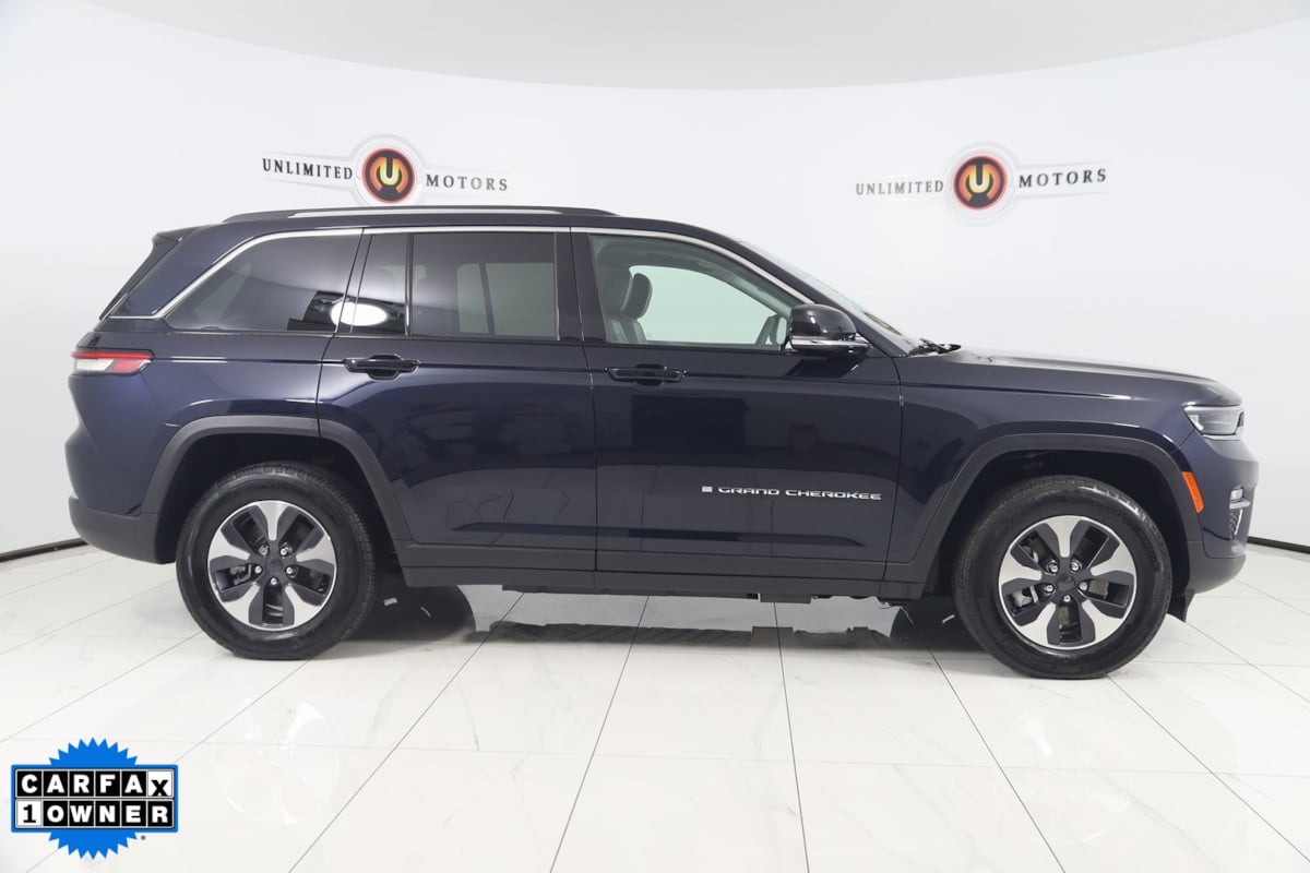 2023 Jeep Cherokee Base photo 2