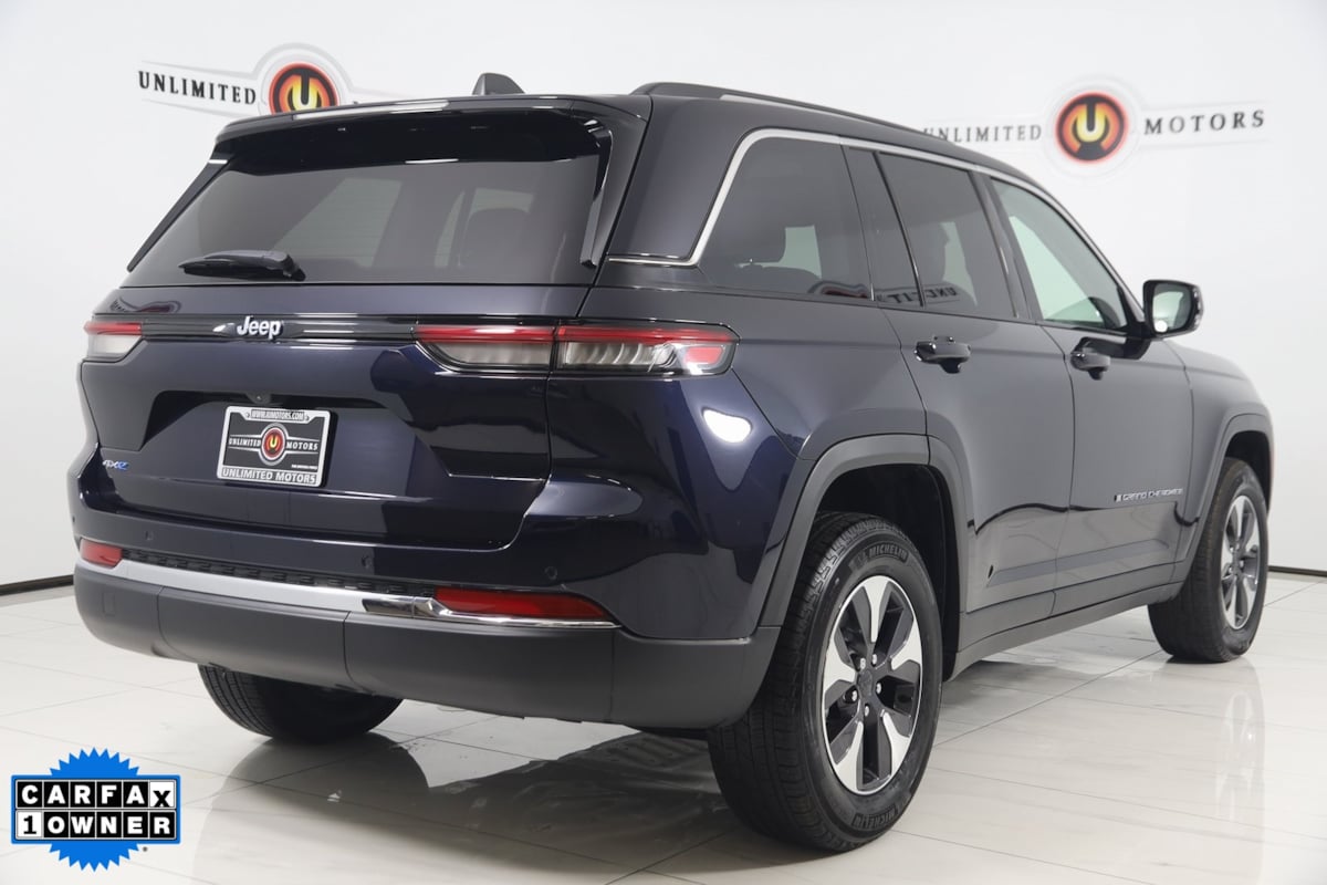 2023 Jeep Cherokee Base photo 3