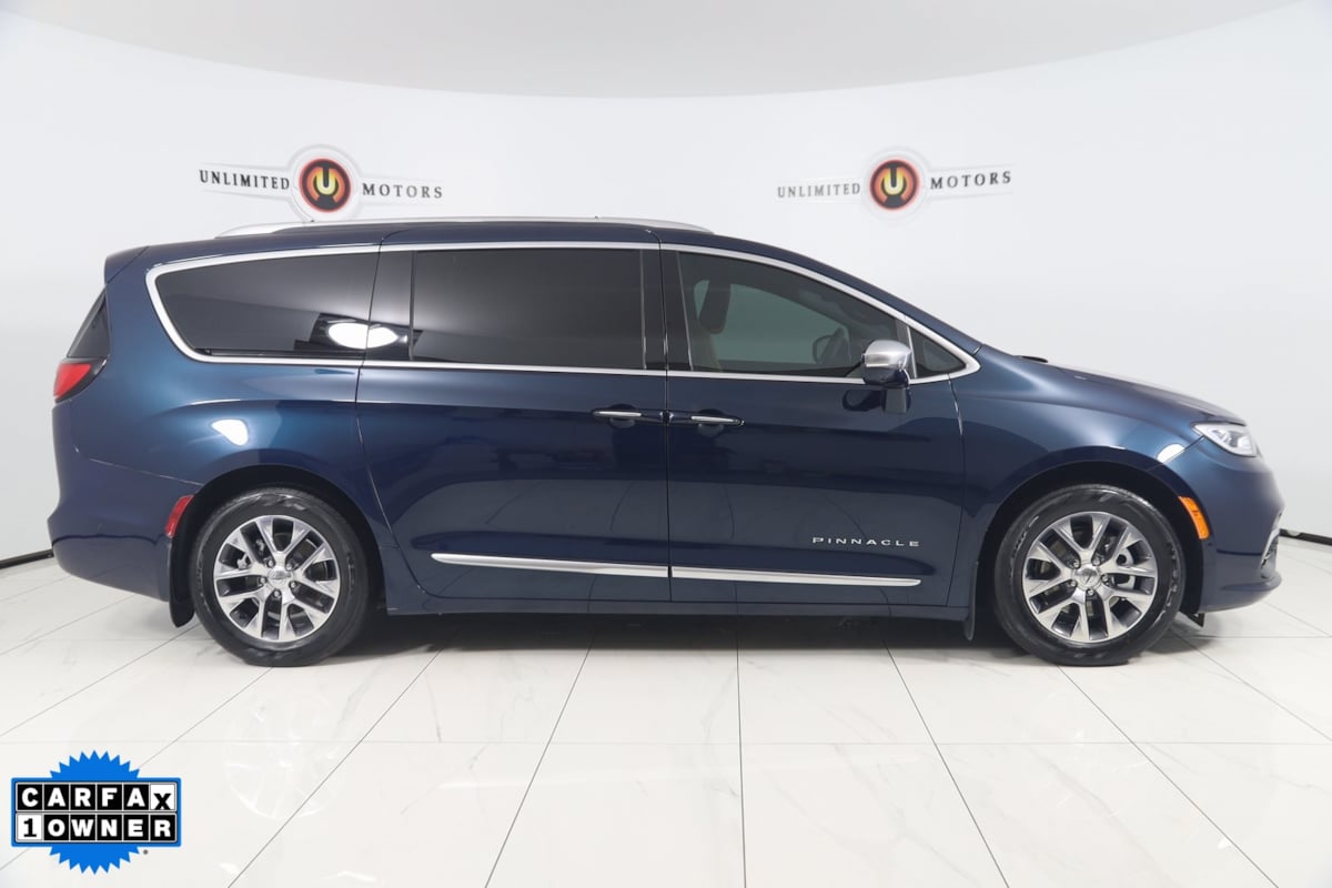 2022 Chrysler Pacifica Hybrid Pinnacle photo 2