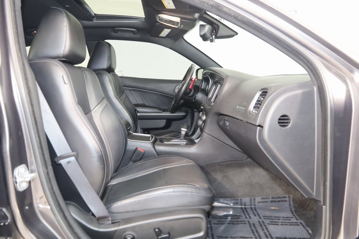 2015 Dodge Charger R/T Plus photo 11