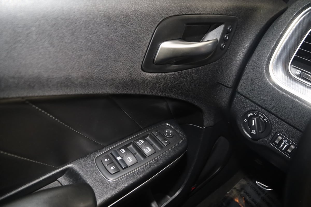 2015 Dodge Charger R/T Plus photo 34