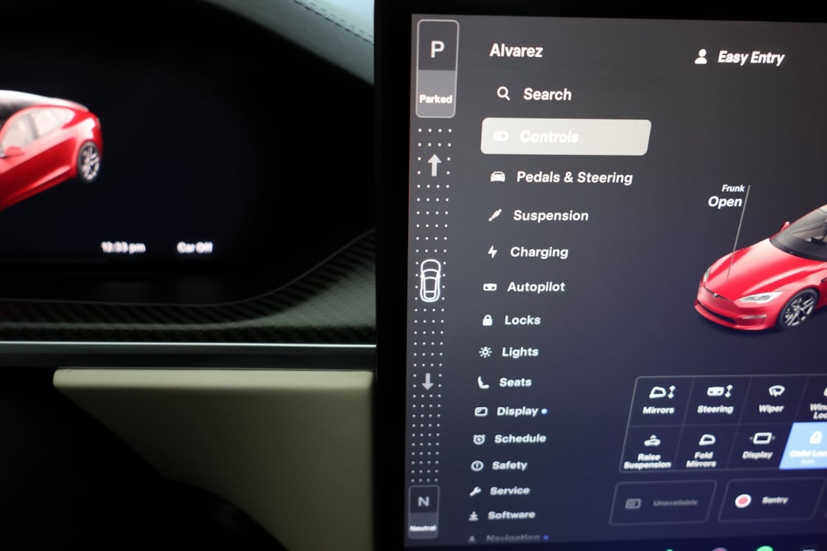 2022 Tesla Model S Plaid photo 4