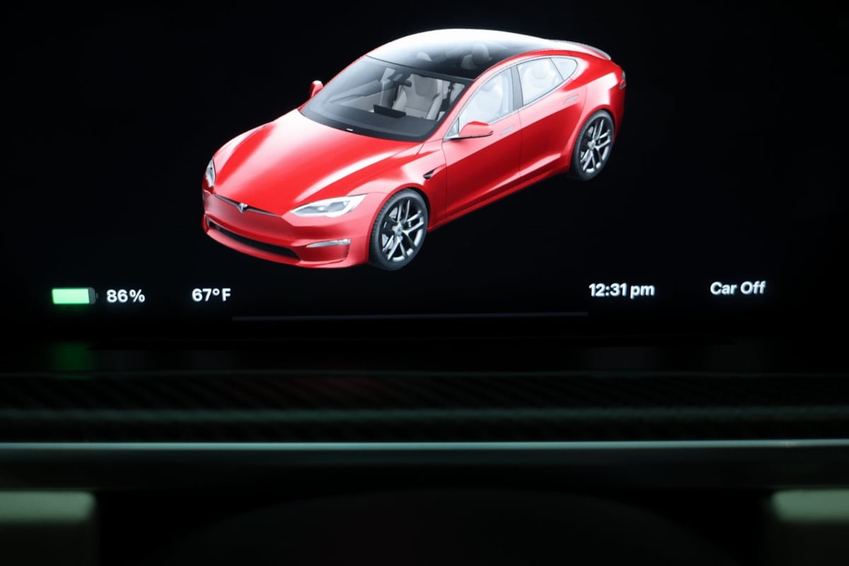 2022 Tesla Model S Plaid photo 15