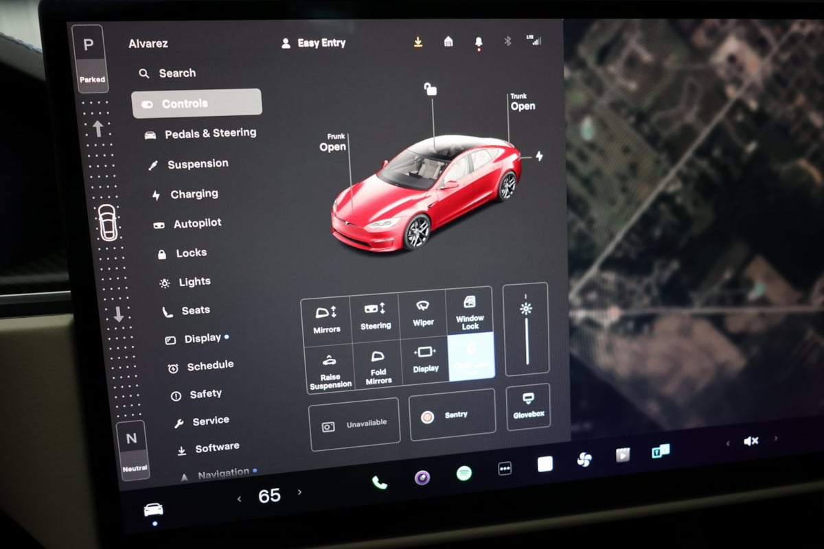 2022 Tesla Model S Plaid photo 17