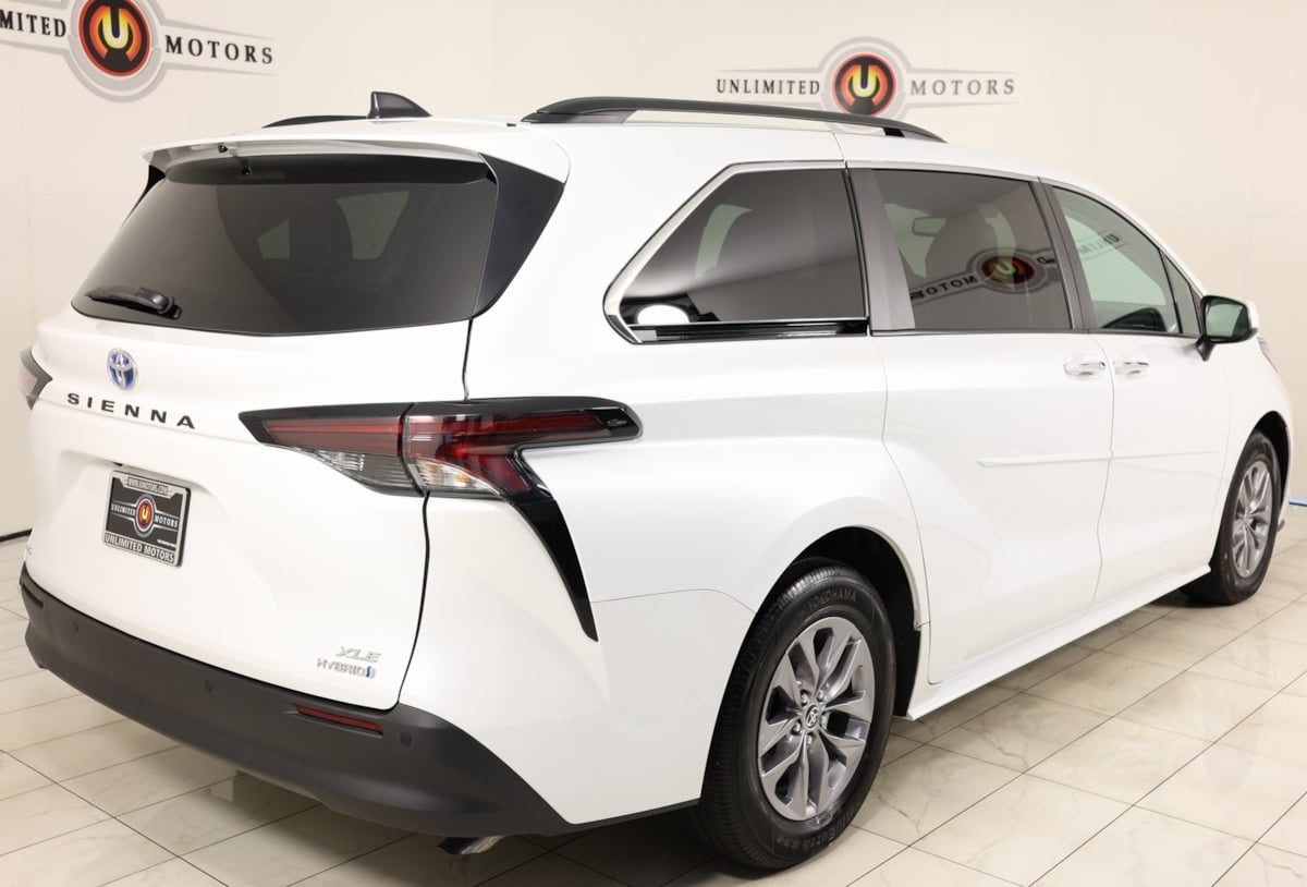 2023 Toyota Sienna XLE photo 3