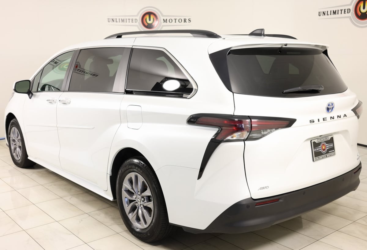 2023 Toyota Sienna XLE photo 4