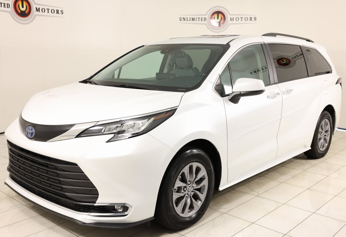 2023 Toyota Sienna XLE photo 5