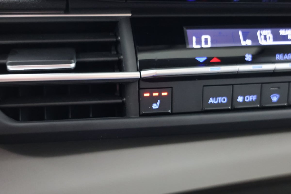 2023 Toyota Sienna XLE photo 8