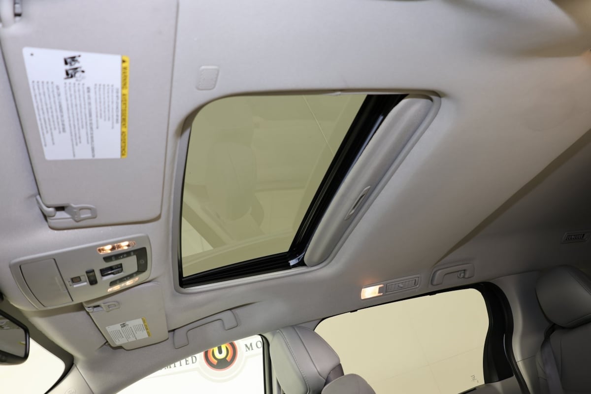 2023 Toyota Sienna XLE photo 13