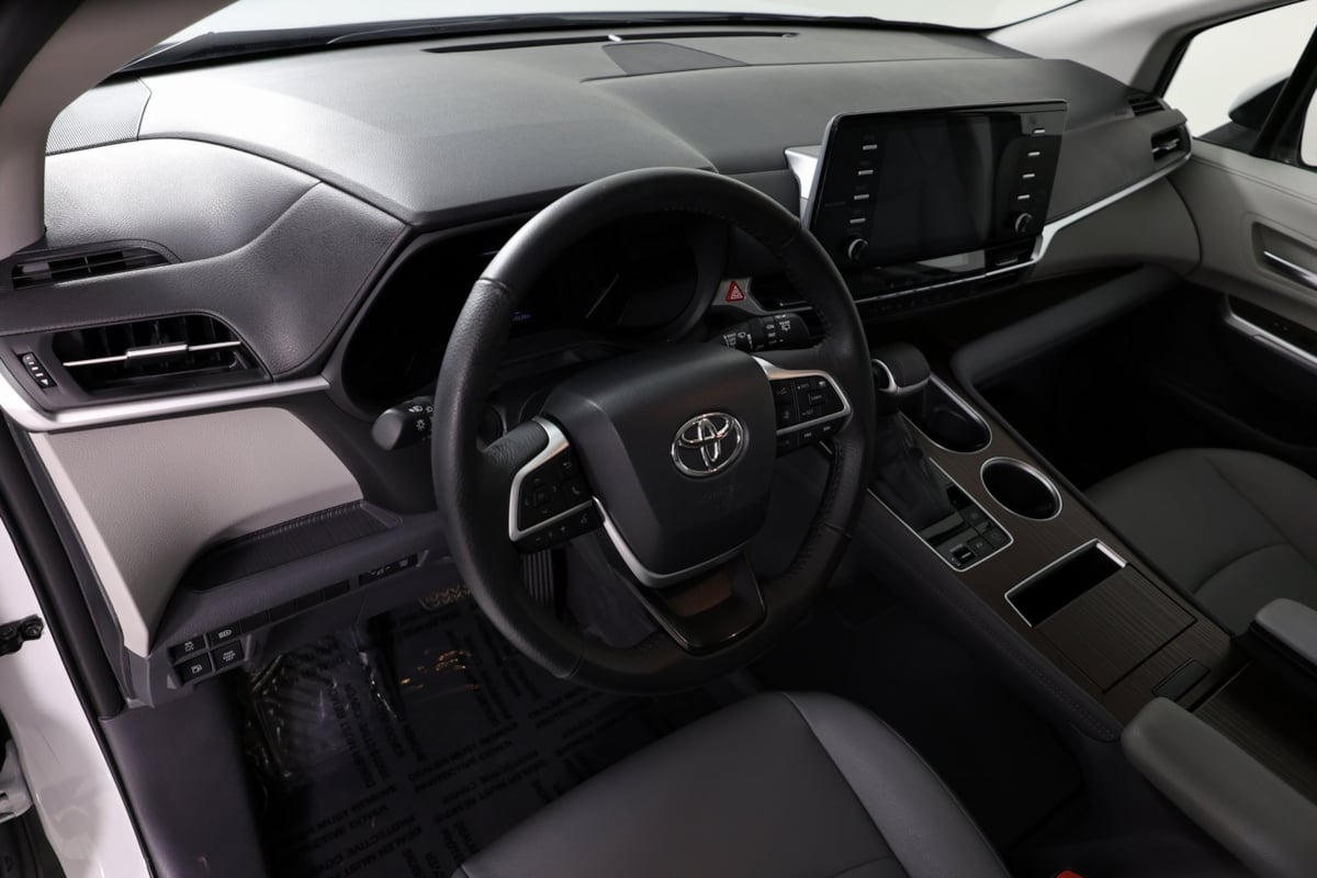 2023 Toyota Sienna XLE photo 19