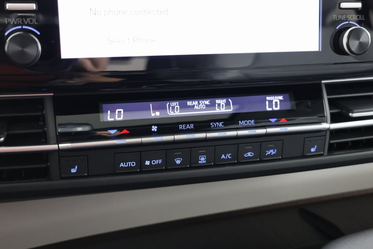 2023 Toyota Sienna XLE photo 29