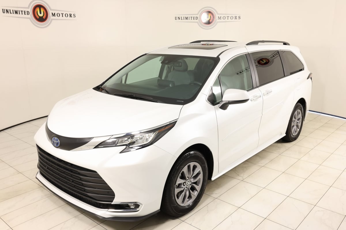 2023 Toyota Sienna XLE photo 32