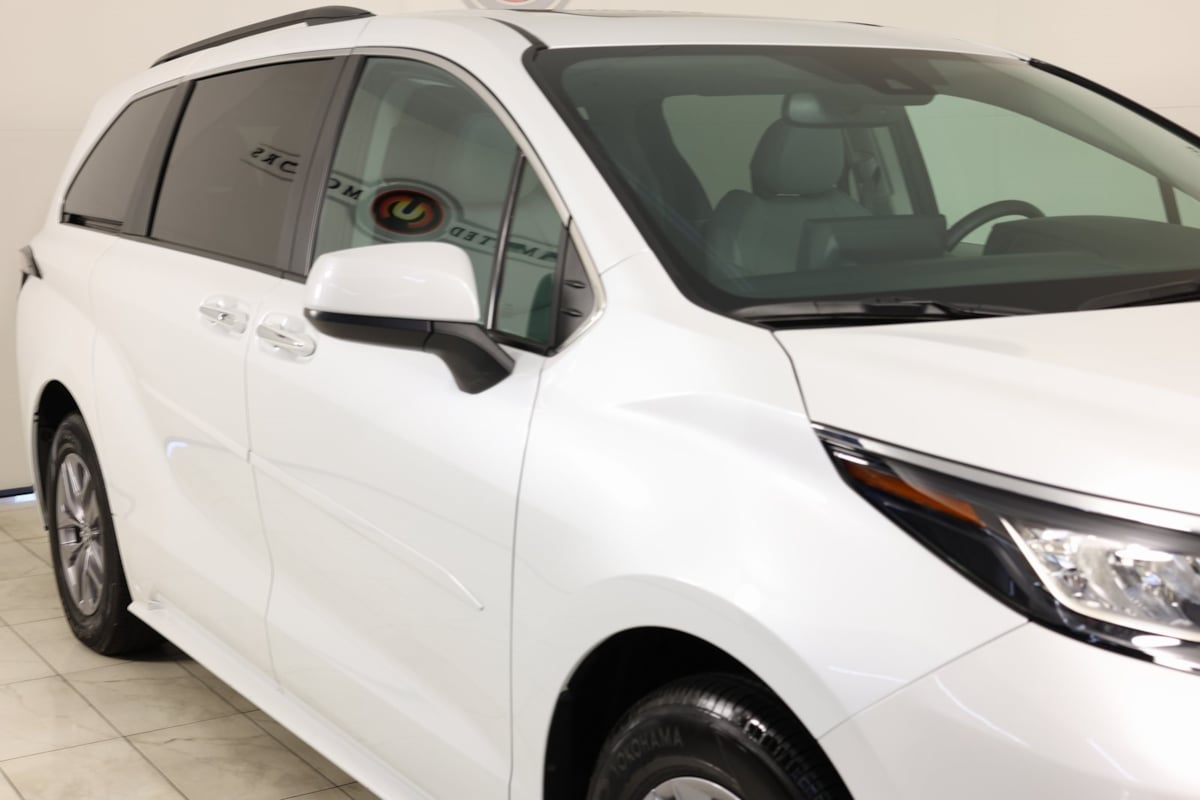 2023 Toyota Sienna XLE photo 35