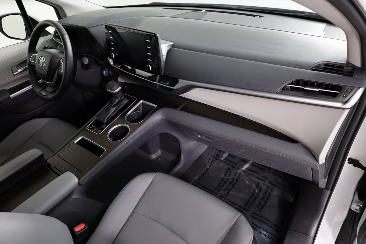 2023 Toyota Sienna XLE photo 36