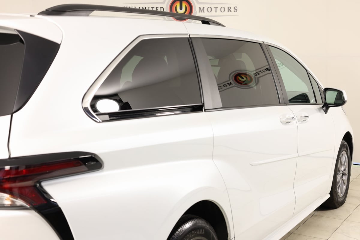 2023 Toyota Sienna XLE photo 42