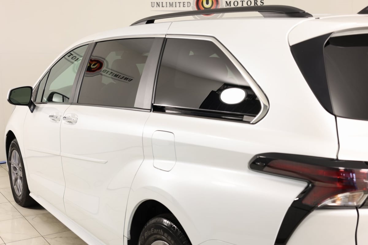 2023 Toyota Sienna XLE photo 45
