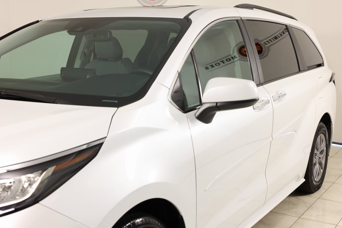 2023 Toyota Sienna XLE photo 47