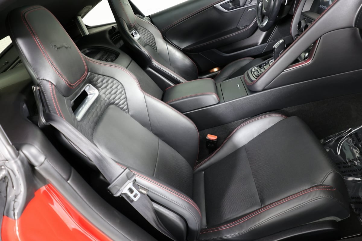 2022 Jaguar F-TYPE P450 R-Dynamic photo 11