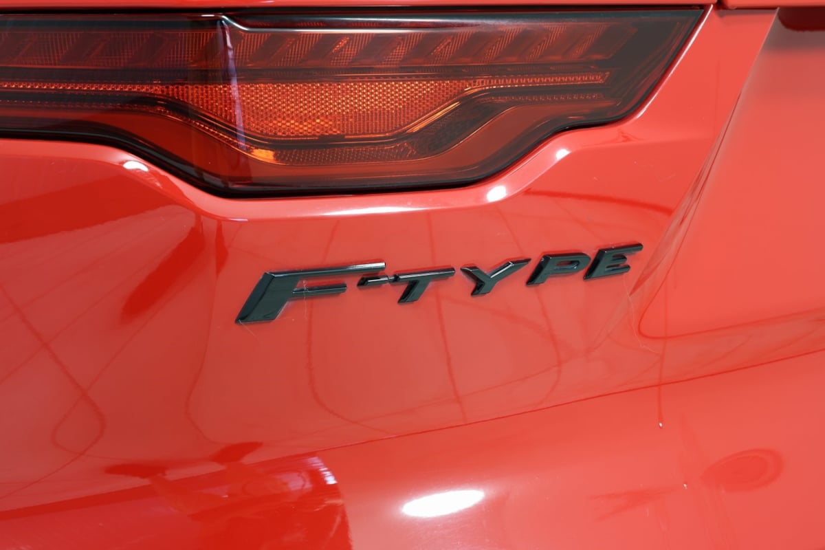 2022 Jaguar F-TYPE P450 R-Dynamic photo 16