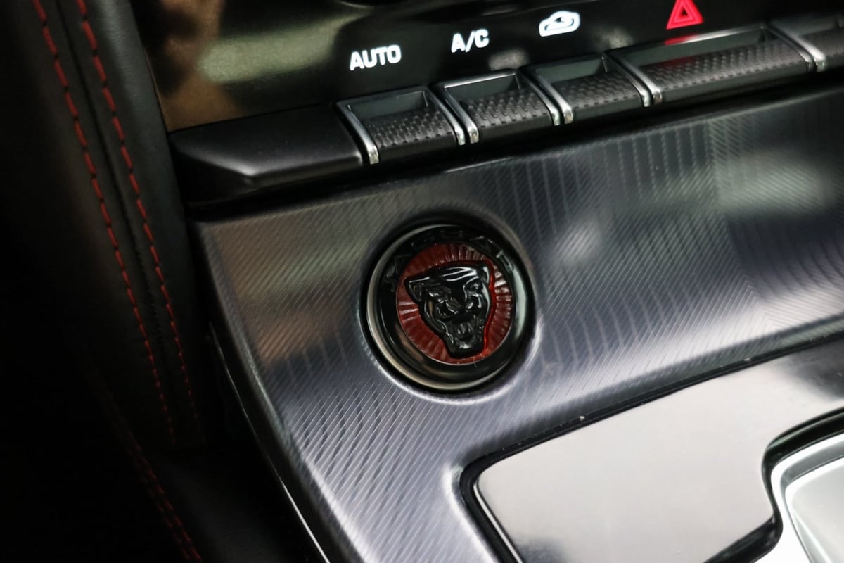2022 Jaguar F-TYPE P450 R-Dynamic photo 17