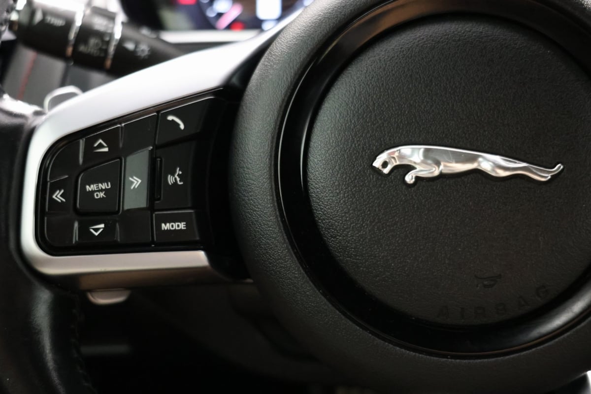 2022 Jaguar F-TYPE P450 R-Dynamic photo 25
