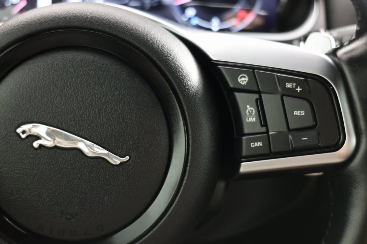 2022 Jaguar F-TYPE P450 R-Dynamic photo 26