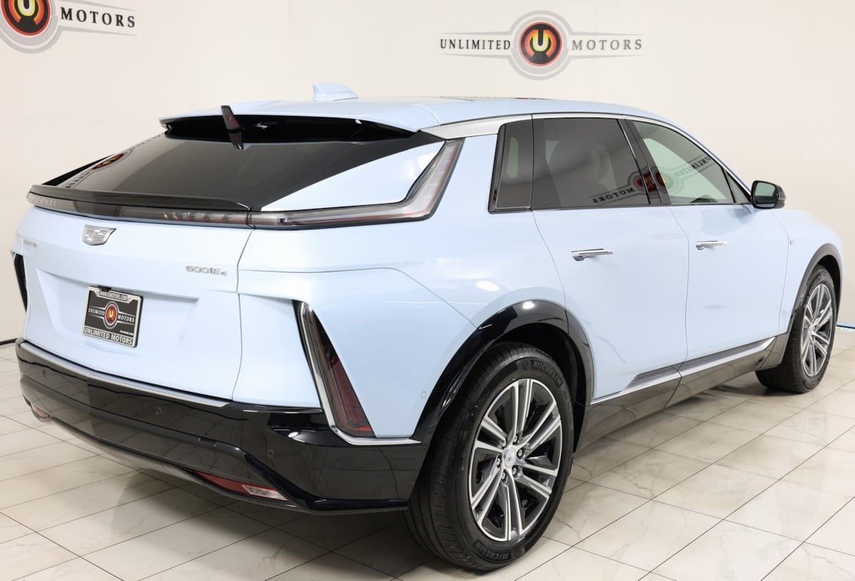 2024 Cadillac Lyriq Luxury photo 3