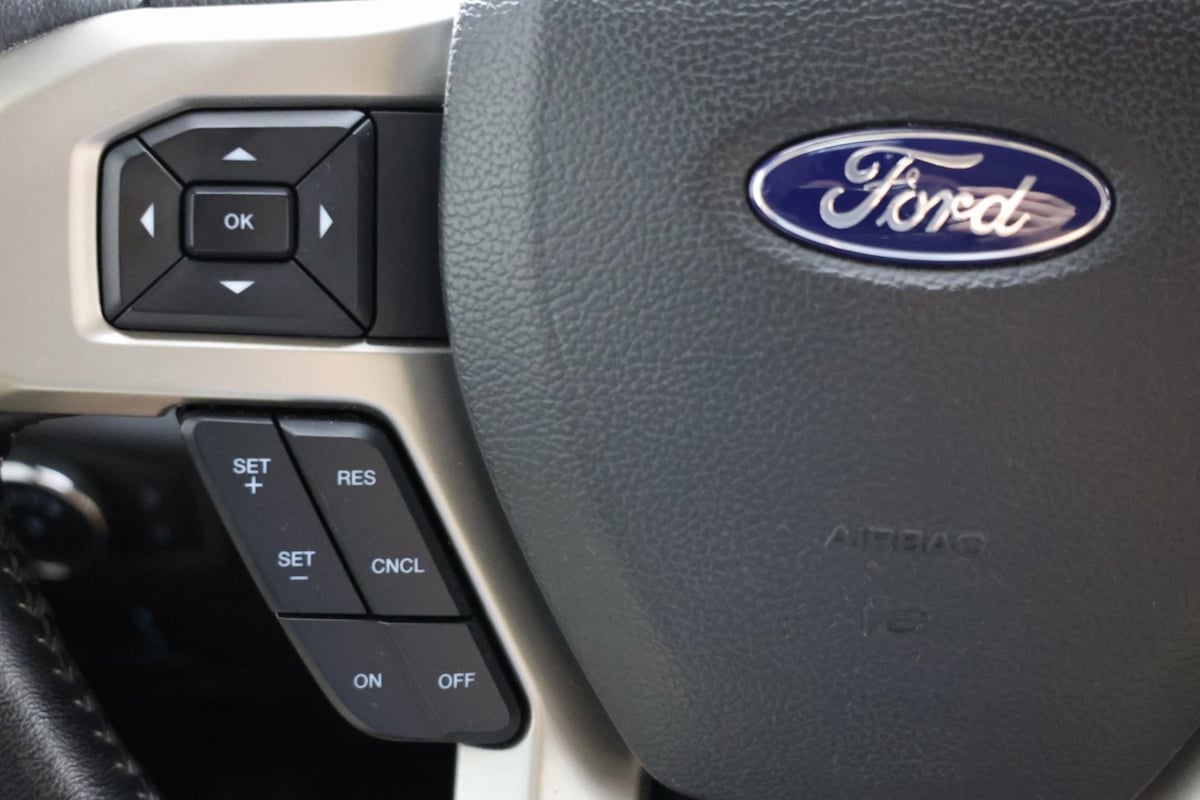 2022 Ford F-350 Lariat photo 24