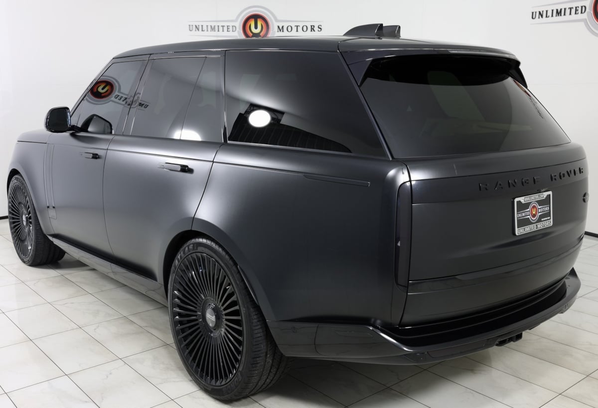 2023 Land Rover Range Rover SE photo 3