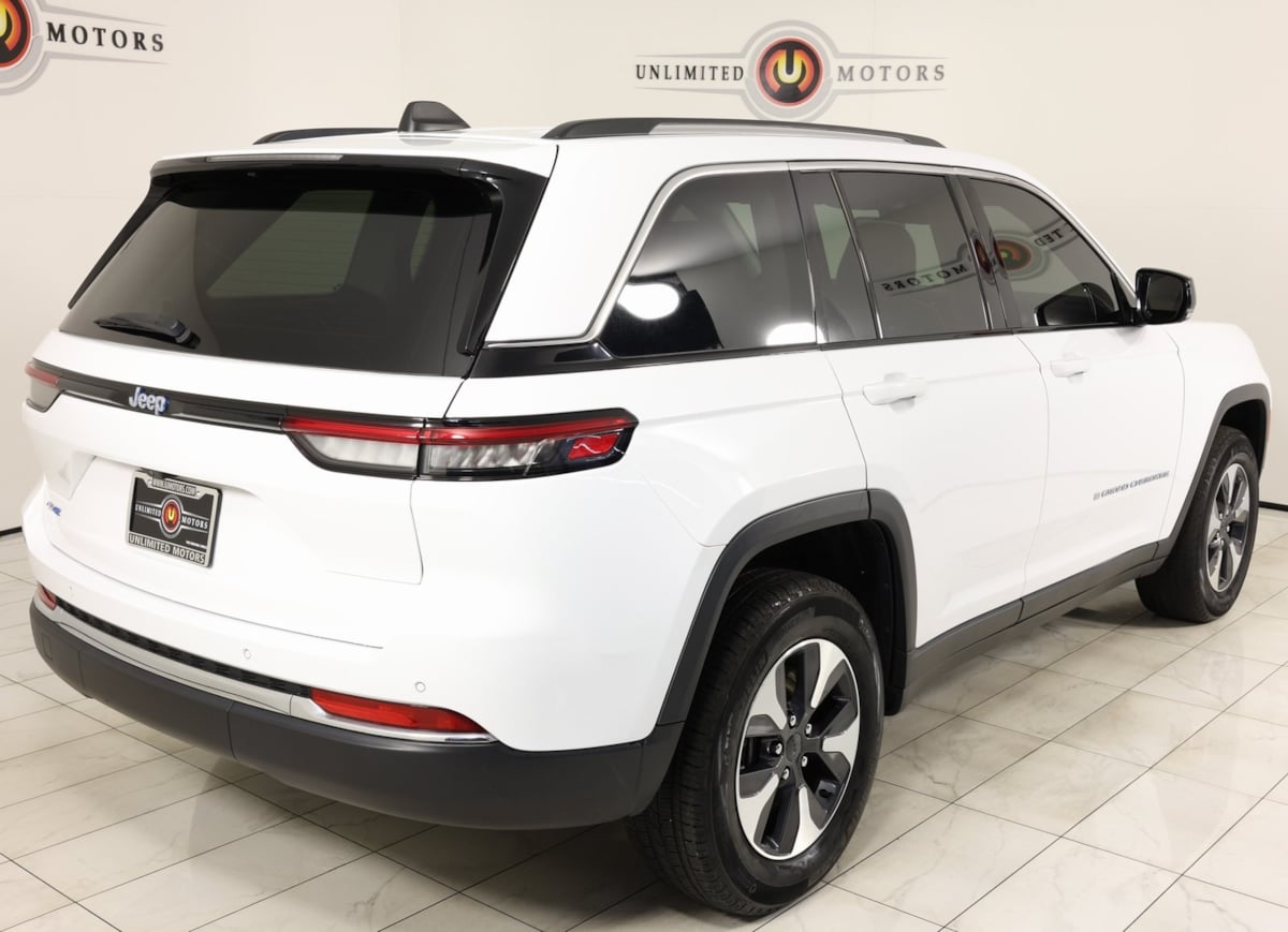2023 Jeep Cherokee 4xe photo 3