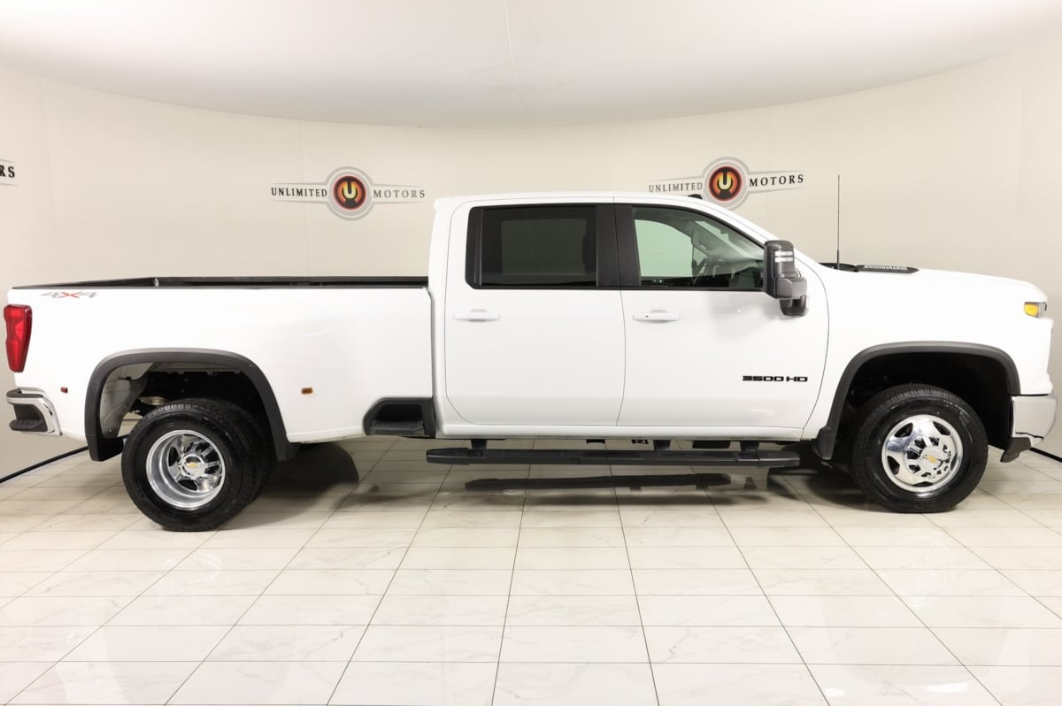 2024 Chevrolet Silverado 3500HD LT photo 2