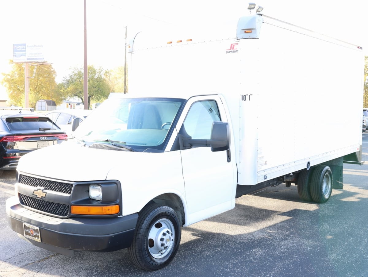 2016 Chevrolet Express Cutaway 3500 Van photo 2