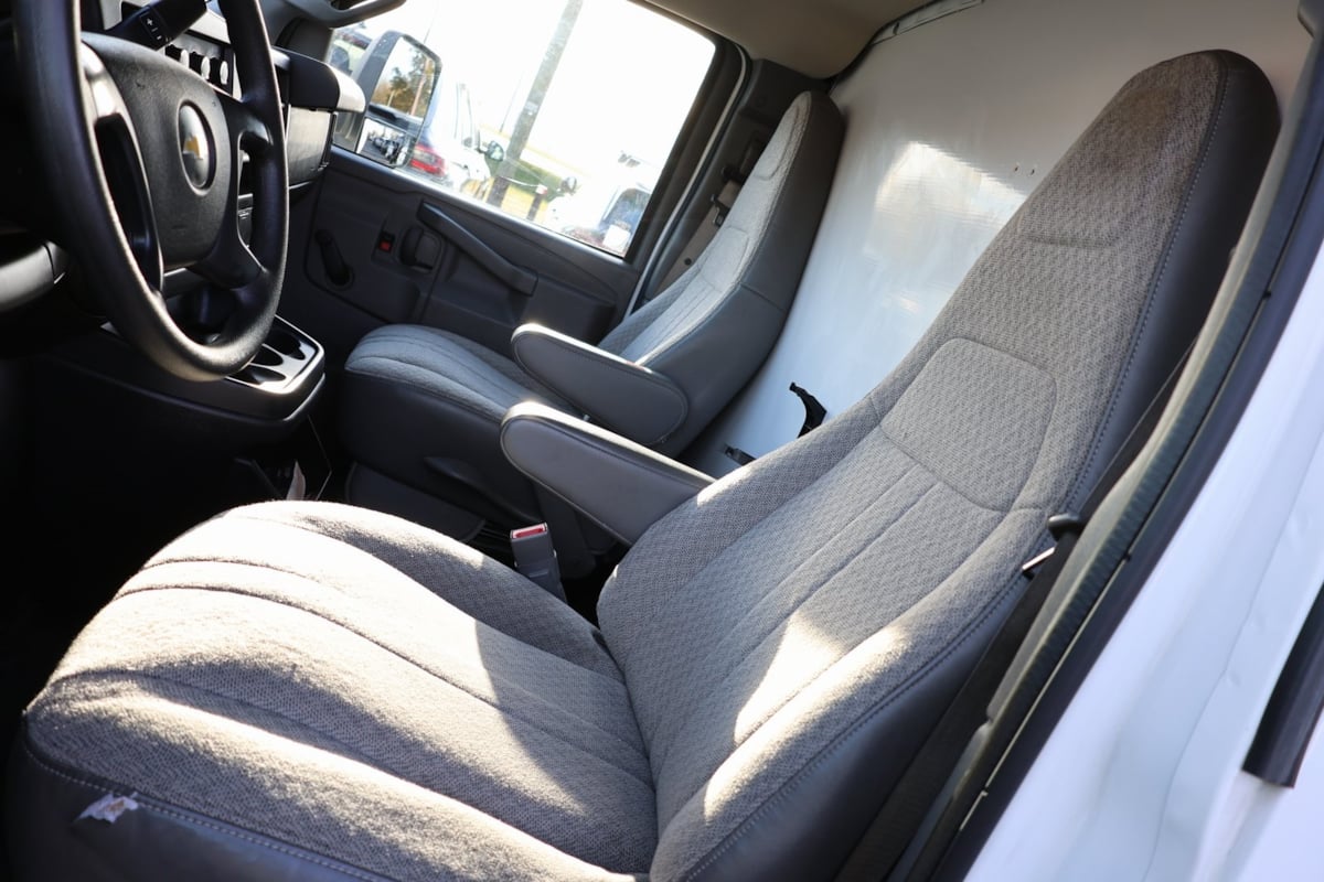 2016 Chevrolet Express Cutaway 3500 Van photo 3