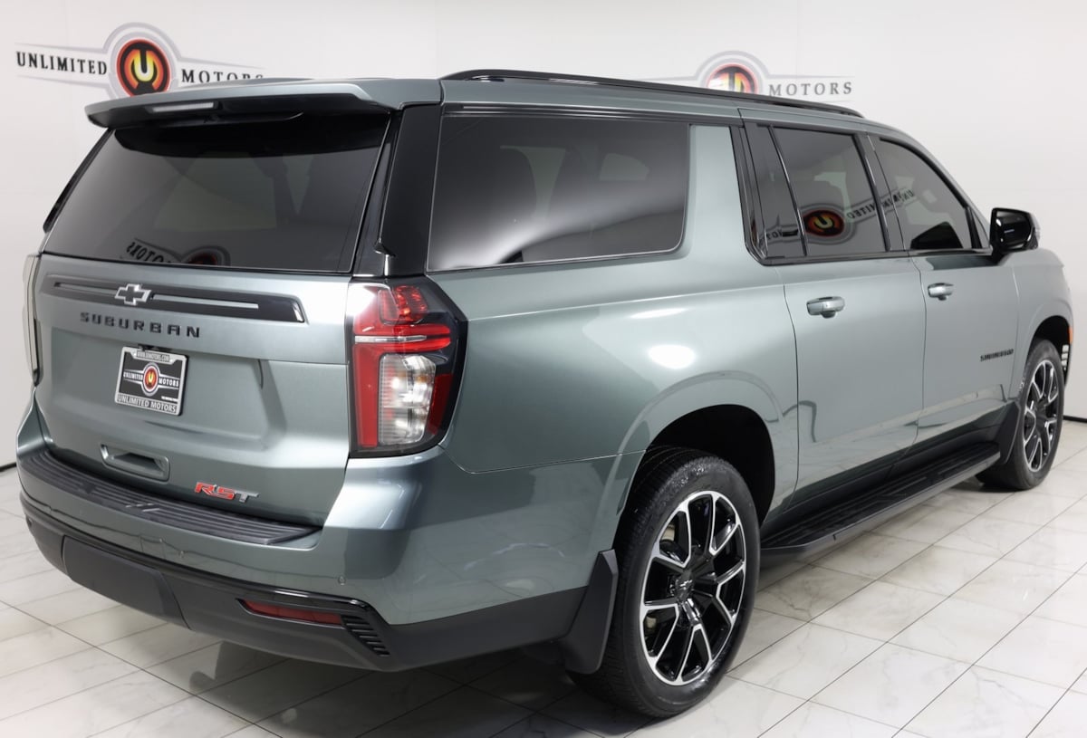 2023 Chevrolet Suburban RST photo 2