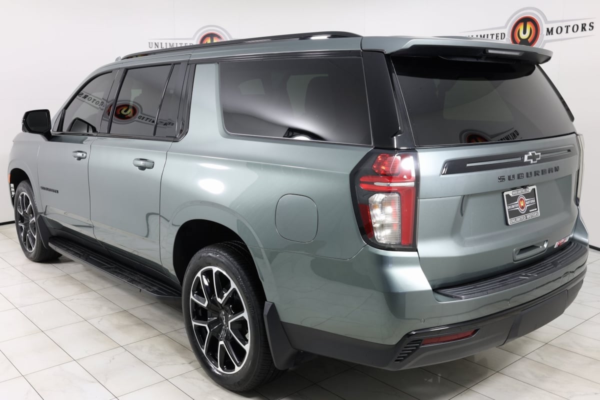 2023 Chevrolet Suburban RST photo 3