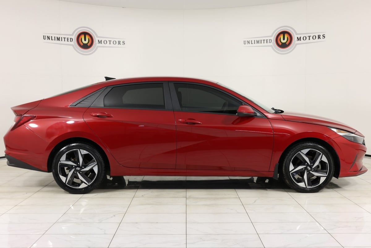 2023 Hyundai Elantra SEL photo 2