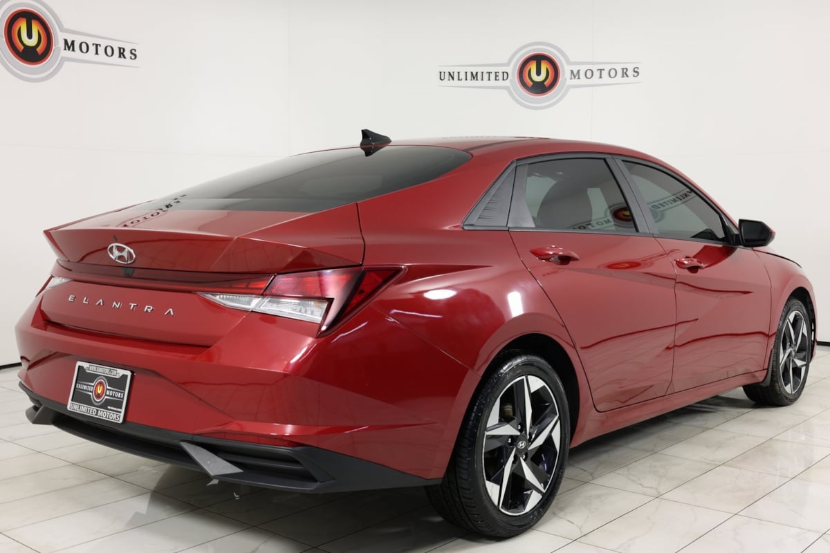 2023 Hyundai Elantra SEL photo 3