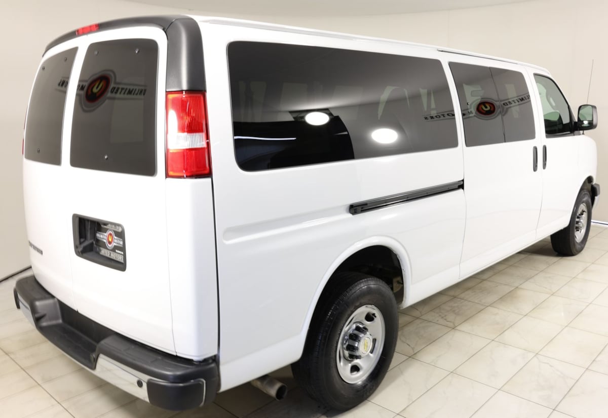 2024 Chevrolet Express Passenger LT - Photo 3