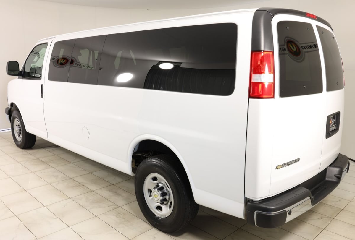 2024 Chevrolet Express Passenger LT - Photo 4