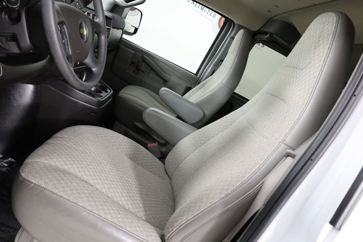 2024 Chevrolet Express Passenger LT - Photo 8