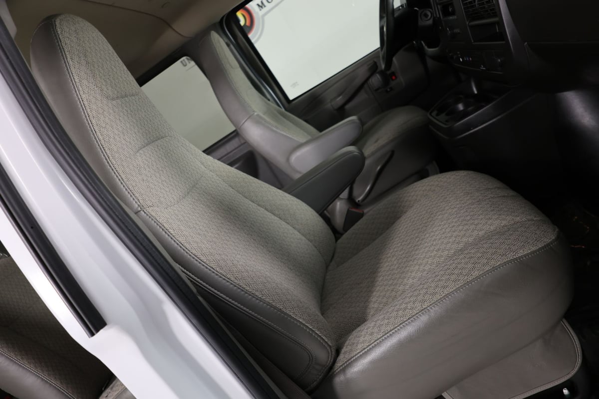 2024 Chevrolet Express Passenger LT - Photo 9