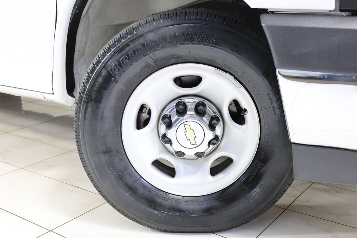 2024 Chevrolet Express Passenger LT - Photo 15